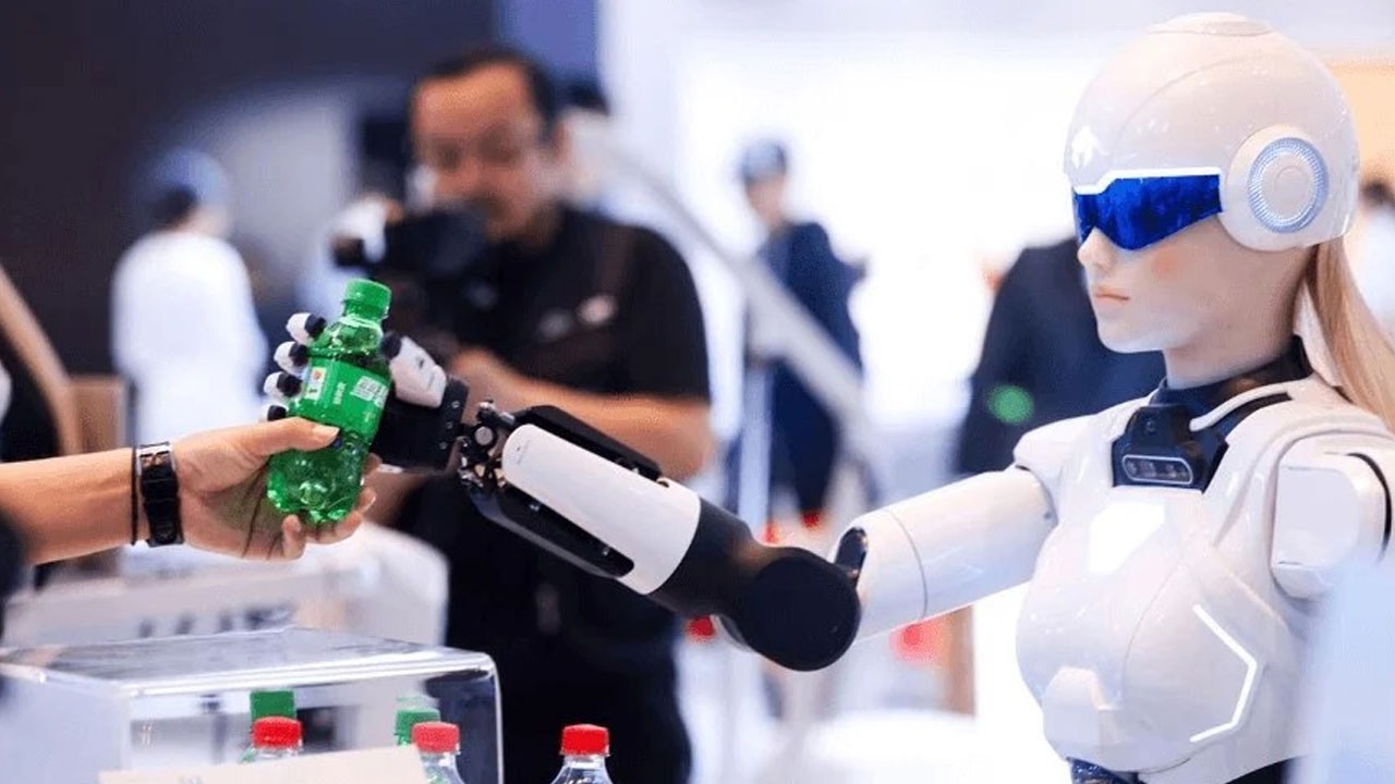 Showroom’da insan yerine robot: Chery, otomobil satışında yeni bir dönem başlatıyor Showroom’da insan yerine robot: Chery, otomobil satışında yeni bir dönem başlatıyor