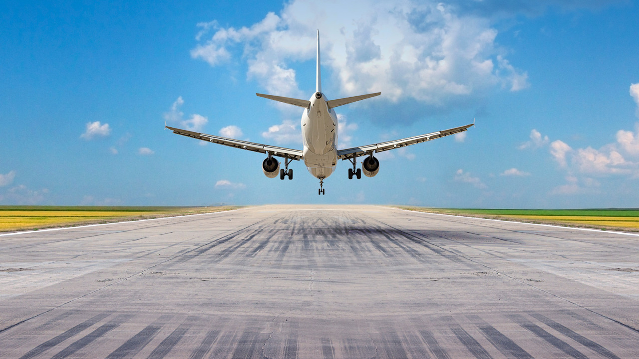 Pilotlar karşılık vermedi, uçak kendi kendine indi!